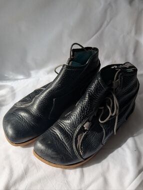 John Fluevog Dalai Boots Peacemaker Vintage Black Pebbled Leather W7 EU37